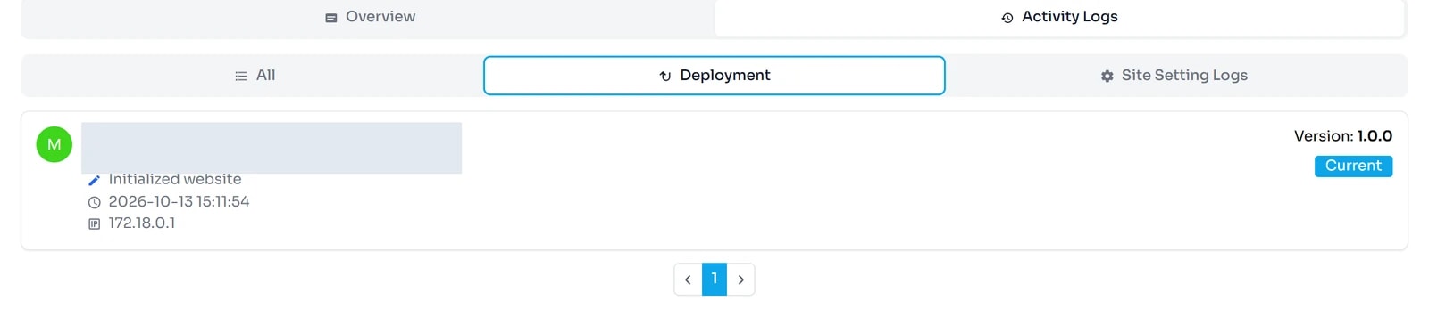Dashboard thẻ Activity Logs với ba bộ lọc All, Deployment (đang chọn), Site Setting Logs; một dòng hoạt động Initialized website có thời gian và địa chỉ IP, kèm Version 1.0.0 và nhãn Current; phân trang bên dưới.